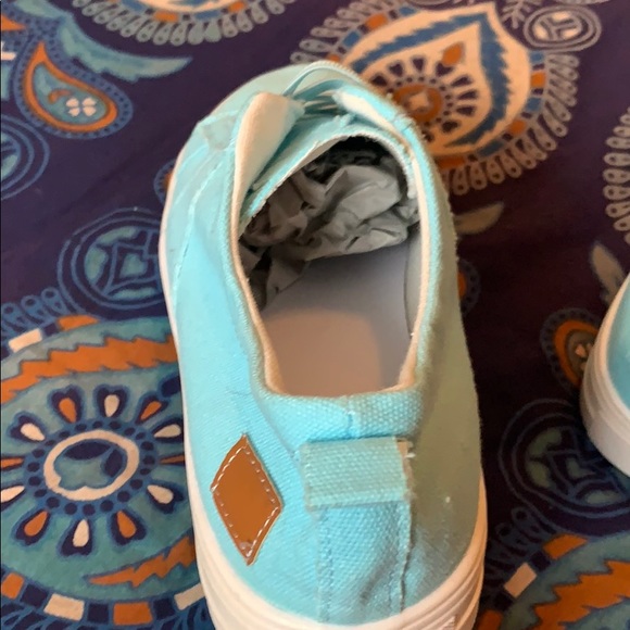 Light blue slip on sneakers size 9 - Picture 3 of 3
